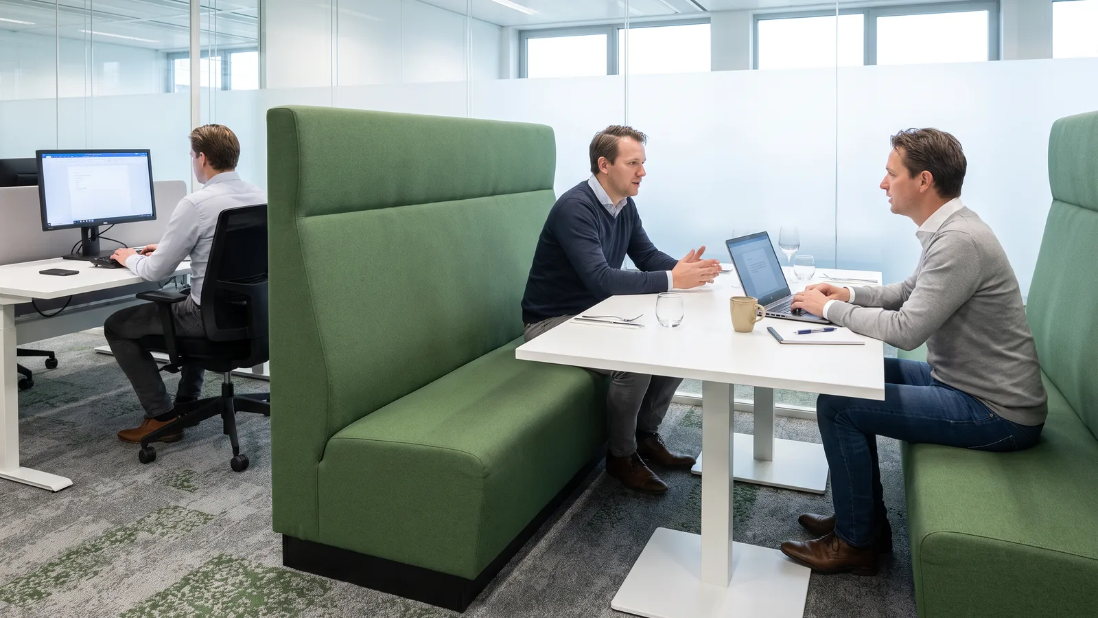 Gesprek aan tafel over een websiteproject