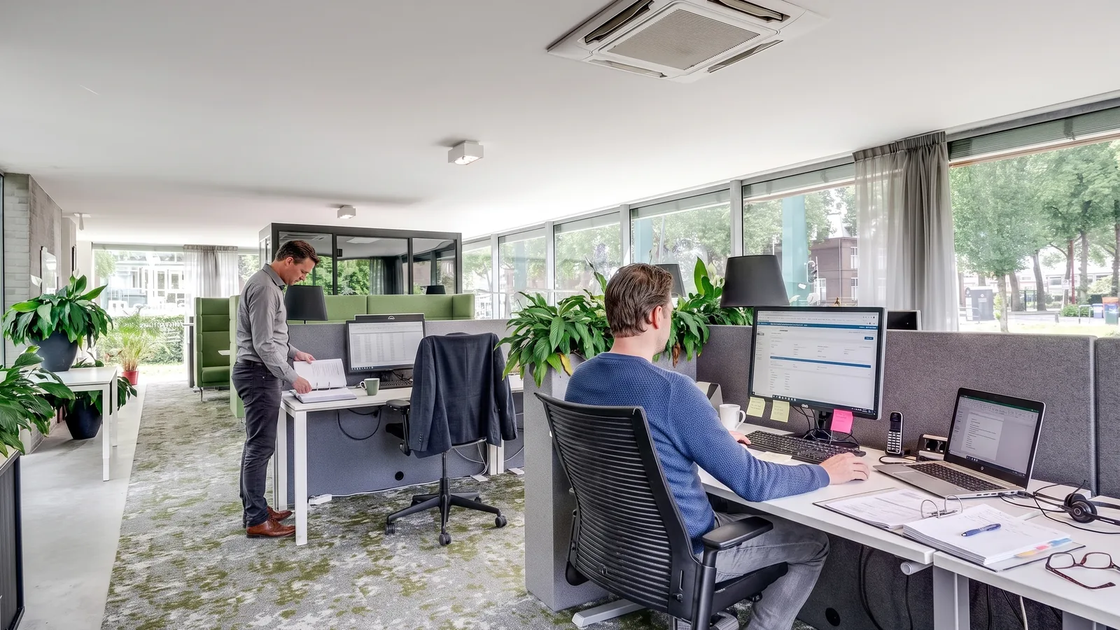 Werkplek met schermen waarop aan een website wordt gewerkt