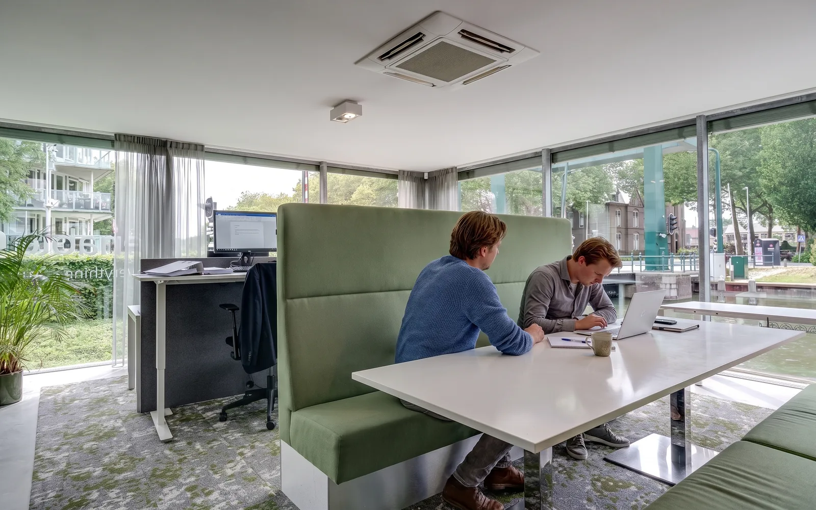 Overleg over een website aan tafel